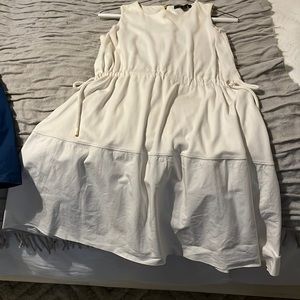 Perfect little white dress bi Louis Vuitton.